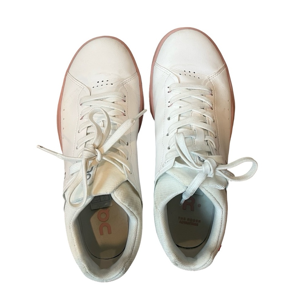 On THE ROGER Advantage Tennis Sneaker